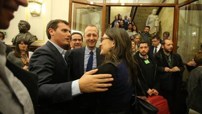 Albert Rivera y la vicepresidenta valenciana Monica Oltra en el Congreso. 