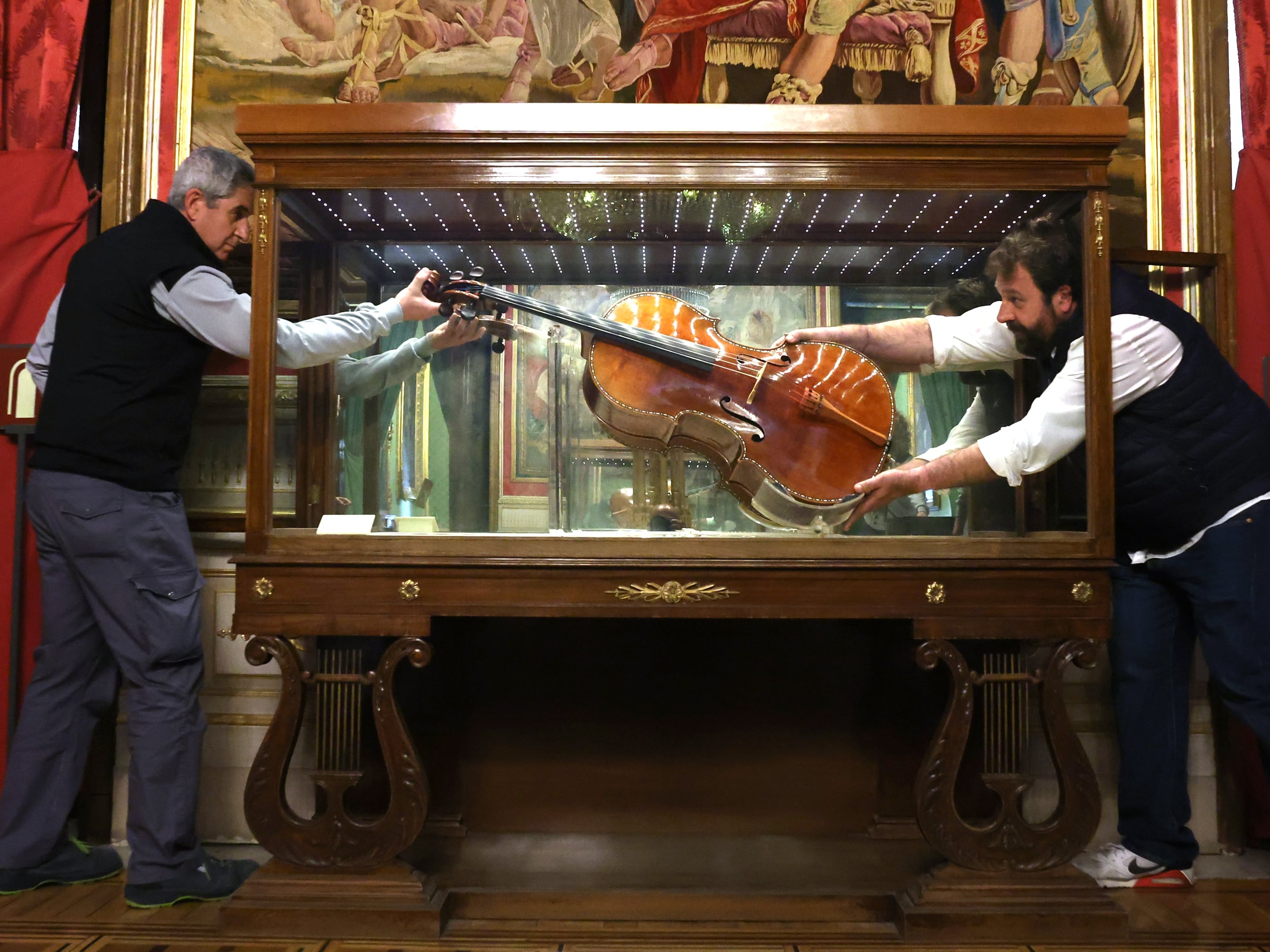 Uno degli Stradivari della collezione Casa Real durante il processo di rimozione dall'urna in cui si trova nel Palazzo Reale, prima di un concerto.