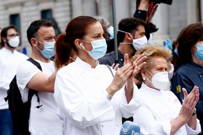 La cocinera Samantha Vallejo-Nágera, frente a las puertas del Congreso de los Diputados, este martes en Madrid. 