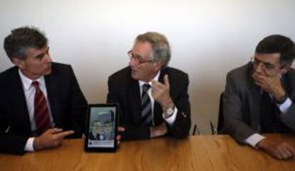 El presidente de Vodafone, Francisco Romn (d), el alcalde de Barcelona, Xavier Trias, y el director de Vodafone Catalu?a, Albert Buxad, durante la inauguracin de la nueva sede de la compa?a en Barcelona, situada en el distrito tecnolgico 22. EFE/Archivo