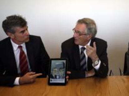 El presidente de Vodafone, Francisco Román (d), el alcalde de Barcelona, Xavier Trias, y el director de Vodafone Cataluña, Albert Buxadé, durante la inauguración de la nueva sede de la compañía en Barcelona, situada en el distrito tecnológico 22·. EFE/Archivo