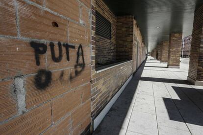Soportales del edificio de la macrourbanización de El Quiñón (Seseña) donde mataron a la quinta víctima de violencia machista de 2017.