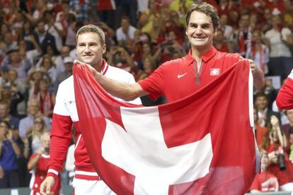Federer y Chiudinelli celebran el pase de Suiza a la final.