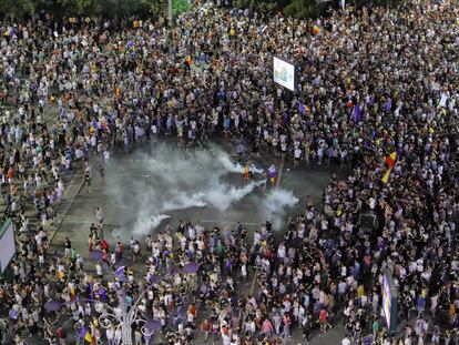 Manifestantes se han reunido este viernes frente a la sede del Gobierno en Bucarest para pedir la dimisión del Ejecutivo. 
 