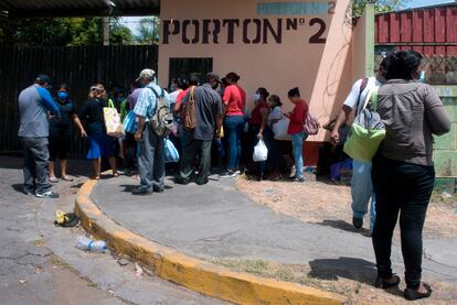 Familiares de pacientes en el exterior del hospital Alemán en Managua, Nicaragua.