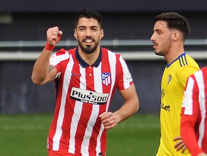 Luis Suárez celebra su segundo gol ante el Cádiz este domingo en el Ramón de Carranza.