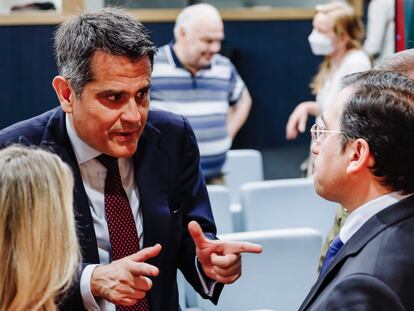 El representante de España en la OTAN y próximo embajador en Italia, Miguel Ángel Fernández-Palacios, junto al ministro de Asuntos Exteriores, José Manuel Albares, el pasado junio en Madrid.