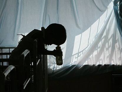 Un niño afectado por el <i>agente naranja,</i> en un hospital de Ho Chi Minh.