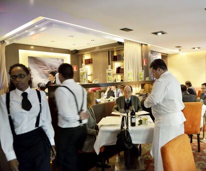 <b>RICAS CROQUETAS</b></br></br> El gestor madrileño Borja Anabitarte y el chef cubano José Ynglada llevan este elegante restaurante de carta mediterránea. Cerraron en Barquillo, y aquí se abrieron al snack con ricas croquetas y hamburguesas. “La gente lo demanda”, dice el maître. Abajo, cinco reservados y el Mentidero & Gin (acceso por Zurbano, 17), un loungeescocés con bodega a la vista. » Almagro, 20. 913 08 12 85. www.mentiderodelavilla.es