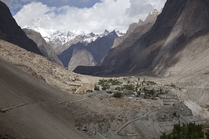 El río Hushé forma un estrecho valle rodeado de paredes gigantes de granito. El fotógrafo lo describe como "un lugar sobrecogedor de tremenda belleza". Se sitúa entre los 2.800 y los 3.400 metros de altitud, con temperaturas inferiores a los 20 grados bajo cero en invierno. Cinco de las 14 montañas más altas del mundo se encuentran en Pakistán. Gran parte de la población masculina de esta zona del Baltistán son 'sherpas' –porteadores o guías– de los montañeros que llegan allí con la intención de escalar los ochomiles que les rodean (el K2, el Nanga Parbat, el Hidden Peak, el Broad Peak y el Gasherbrum I y II). En el valle viven unas 11.525 personas, 5.470 hombres y 6.055 mujeres.