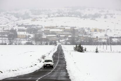 Vista de la localidad de Zuazo de San Millán y de la carretera comarcal que la comunica con Vitoria, en la Llanada Alavesa.