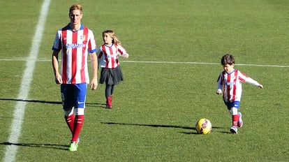 Los hijos de Fernando Torres acompañan a su padre durante su presentación oficial en el estadio colchonero.