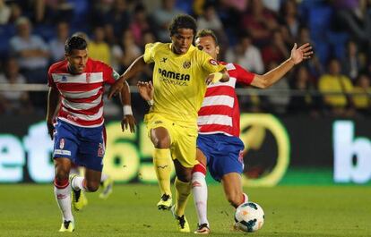 Giovani se va de Murillo, izquierda, y Yebda.