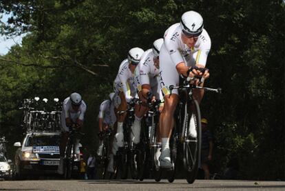 Mark Renshaw lidera a su equipo, el HTC, en la crono por equipos del Tour.