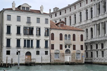 Vista exterior del Palazzo Donà Sanguiantoffetti, el edificio más bajo de la imagen.