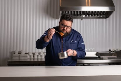 El cocinero Juan Viu prepara un plato en la cocina de Mare, en Cádiz. Imagen proporcionada por el restaurante.