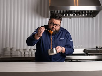 El cocinero Juan Viu prepara un plato en la cocina de Mare, en Cádiz. Imagen proporcionada por el restaurante.