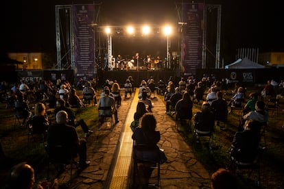El público, distanciado, durante el concierto de Loquillo y Gabriel Sopeña en el recinto de la Feria de Muestras de Torrelavega.