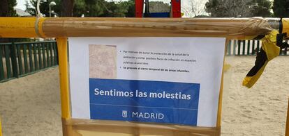 Una zona infantil de un parque de Madrid, precintada.