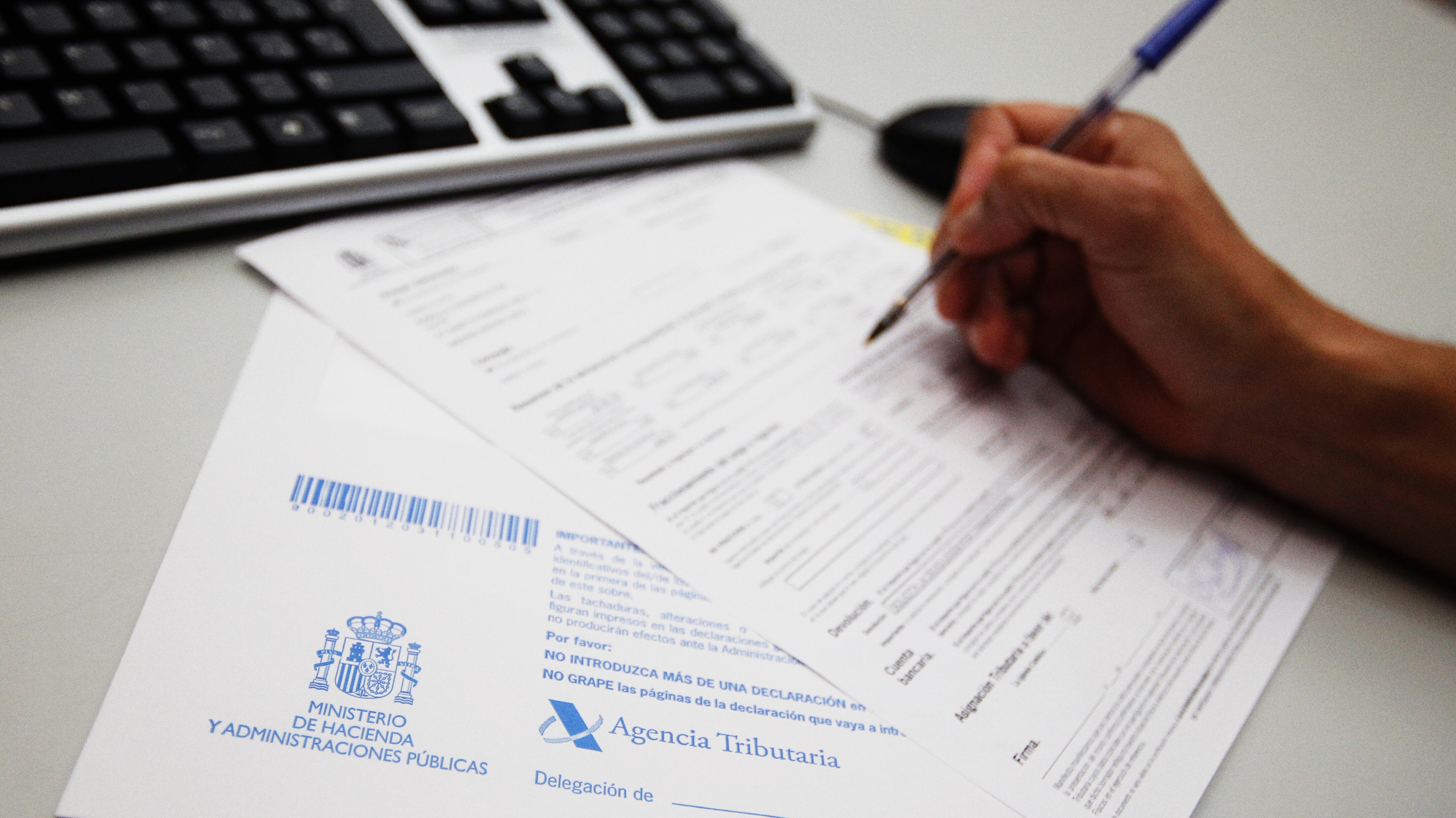 Una persona prepara su declaración de la renta, en una imagen de archivo.
