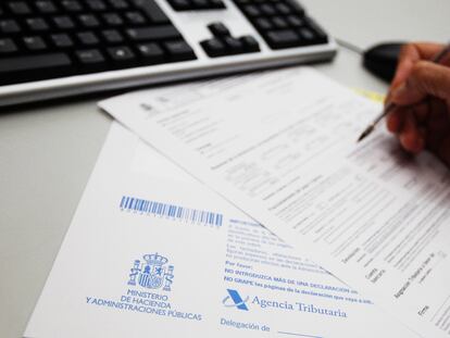 Papeles para la confección de la declaración de la Renta de los contribuyentes.