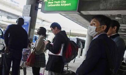 Pasajeros a la salida del aeropuerto JFK.