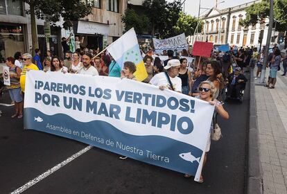 Vecinos de Santa Cruz de Tenerife se manifestaron el sábado contra los vertidos.