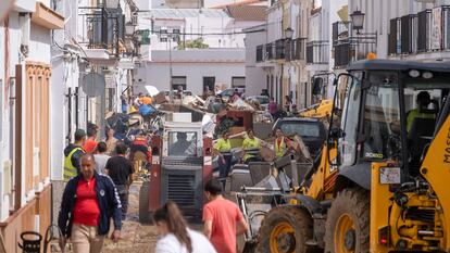 Situación de una de las calles de Lepe (Huelva) días después de que la riada del 23 de septiembre de 2021 anegara buena parte del municipio.
