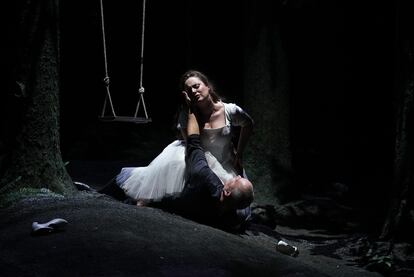 Louise Alder (Zerlina) y Christopher Maltman (Don Giovanni) durante su dúo 'Là ci darem la mano' del primer acto.