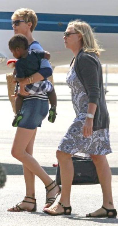 Charlize Theron, acompanyada del seu fill i la seva mare.