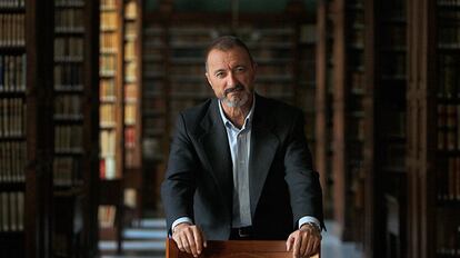 El escritor Arturo Pérez-Reverte, en la biblioteca de la Real Academia de la Lengua, en 2016.