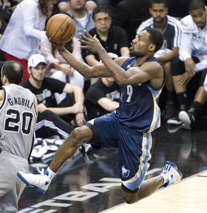 Allen, de los Grizzlies, salta para lanzar.