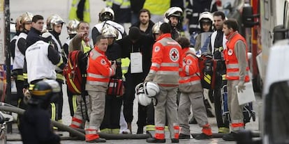Sanitarios asisten a un policía en Saint-Denis el pasado 18 de noviembre.