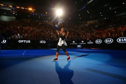 Serena Williams saluda a la multitud cuando sale de la cancha con el trofeo del Open de Australia después de ganar la final de 2017 a su hermana, Venus Williams, para conseguir su 23º Grand Slam, el último de su carrera.