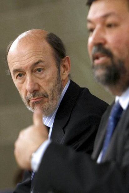 El vicepresidente Alfredo Pérez Rubalcaba, junto al ministro de Justicia, Francisco Caamaño, tras el Consejo de Ministros.