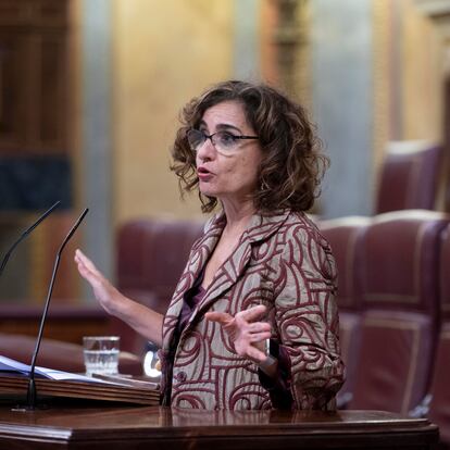 La ministra de Hacienda y Función Pública, María Jesús Montero, interviene durante una sesión plenaria en el Congreso de los Diputados, a 22 de noviembre de 2022, en Madrid (España). Los Presupuestos Generales del Estado (PGE) para 2023 llegaron al Pleno del Congreso de los Diputados el lunes 21 de noviembre de 2022 para someterse a la última votación antes de pasar al Senado. Tras la primera sesión plenaria el Gobierno de coalición ha asegurado 167 votos a favor mediante acuerdos con PNV, Coalición Canaria, Compromís, Teruel Existe, Más País-Equo y PRC, pero todavía quedarían pendientes los apoyos de ERC y Bildu, claves para asegurarse PSOE y Podemos una cómoda mayoría para sacar adelante los terceros presupuestos de la legislatura.
22 NOVIEMBRE 2022;SESIÓN PLENARIA;CONGRESO;DIPUTADOS;PRESUPUESTOS;PGE;PLENO;VOTACIÓN;SENADO
Alberto Ortega / Europa Press
22/11/2022