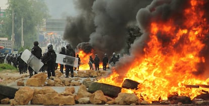 Riot police clash with protesters in the Mexican town of Nochixtlan.