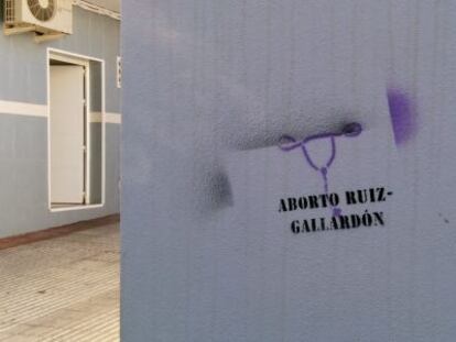 Una de las pintadas realizadas en la casa de Gallard&oacute;n en Nerja (M&aacute;laga).