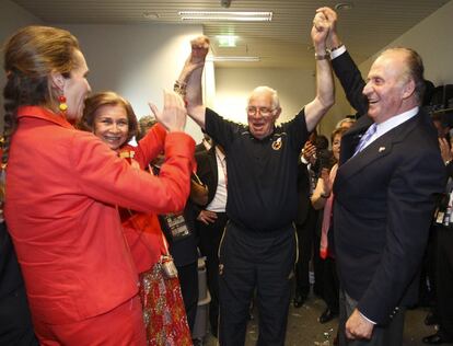 Los Reyes y la Infanta Elena felicitan a Luis Aragonés tras la conquista de la Eurocopa de 2008.