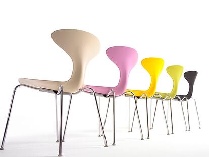 Una fila de sillas Orbit, de madera contrachapada.