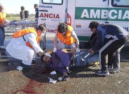 Enfermeros recogen el cuerpo del profesor Carlos Fuentealba, que falleció poco después.