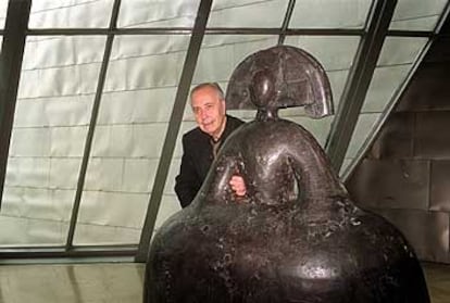 Manolo Valdés, junto a su escultura <i>Reina Mariana. 2001,</i> ayer, en el Museo Guggenheim Bilbao.