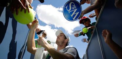 Murray firma autógrafos a los aficionados en Ohio.
