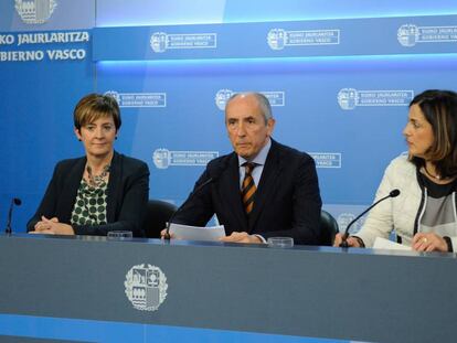 El portavoz del Gobierno vasco, Josu Erkoreka, flanqueado hoy por las consejeras Arantza Tapia y Beatriz Artolazabal.