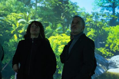 Laia Bonet y Jaume Collboni participando en el espacio inmersivo.