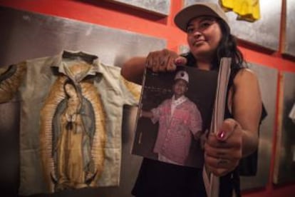 Las camisas con la Virgen de Guadalupe, en la exposición.