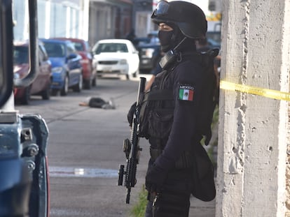 Policías resguardan la zona donde ocurrió un asesinato en Guerrero.
