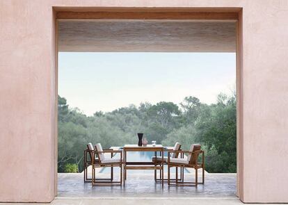 La serie Indoor-Outdoor de Carl Hansen & Son consta de butacas, sillas, mesas, sofás, mesas auxiliares, balancín y tumbona. |