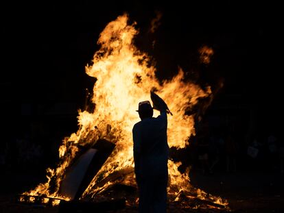 Una hoguera de Sant Joan, este viernes, en Barcelona.