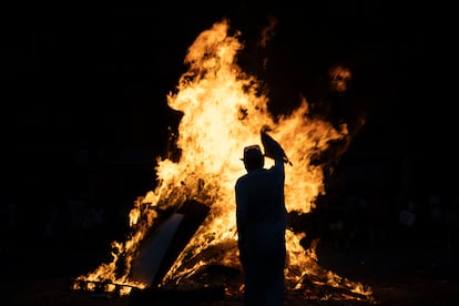 En la imagen, hoguera del barrio de Sant Antoni, en Barcelona. 